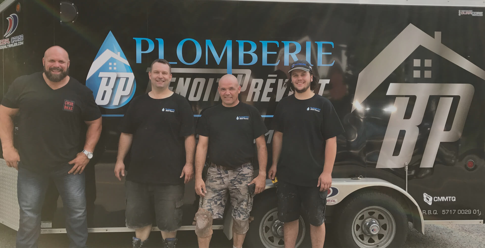 L'équipe Plomberie Benoit Prévost devant leur camion